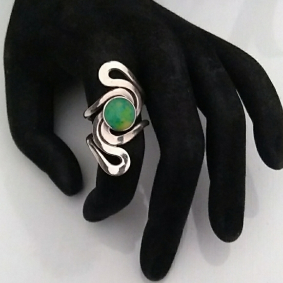 Vintage Jewelry - VINTAGE Artisan 925 Silver Green Stone Ring Unique *SALE PRICE THRU  FEB.19 ONLY